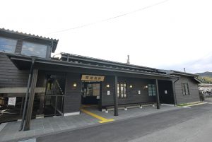 新高徳駅4 (外観ひき)